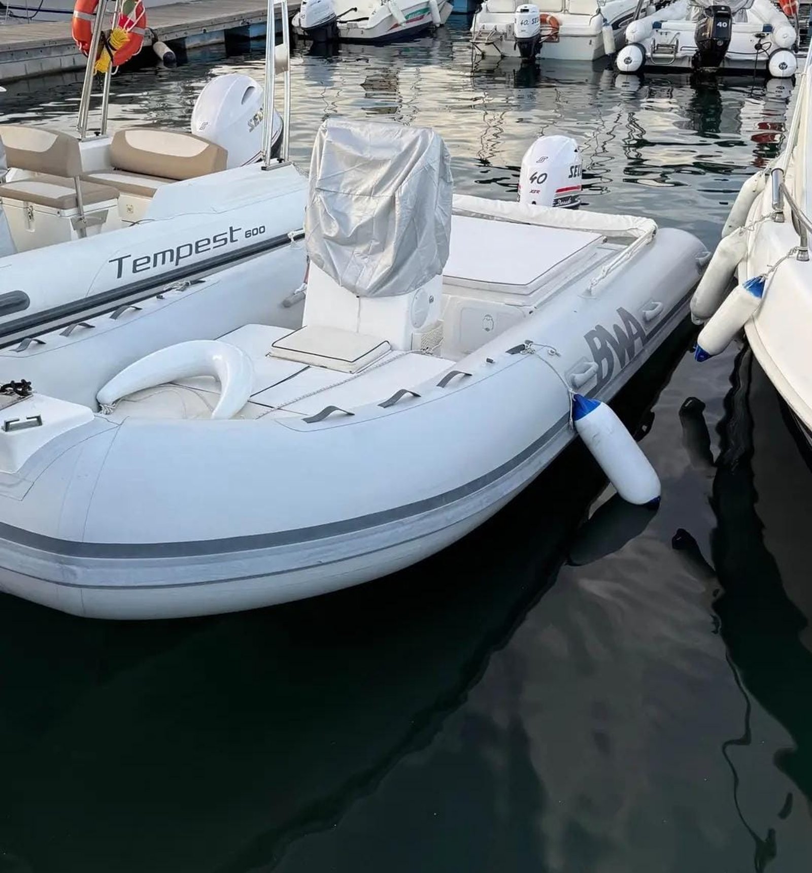 Gommone BWA 5,5 metri a noleggio ad Aci Trezza